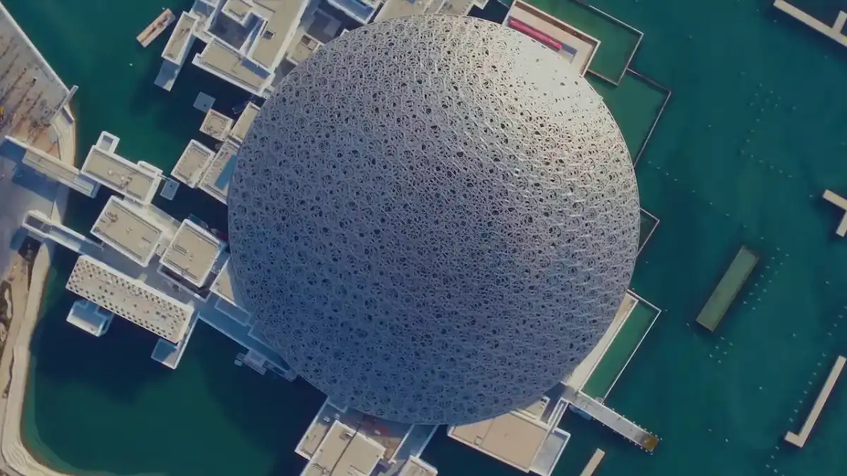Louvre Abu Dhabi — futuristische structuur